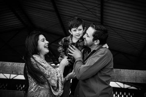 edinelson-camila-henrique-familia-sonriendo-risa-diversion-blancoynegro'