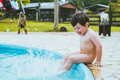 Piscina-retrato-henrique-sentado-infantil-jugando'