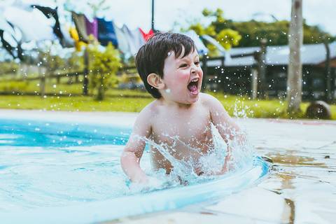 henrique-piscina-retrato-infantil-diversion'