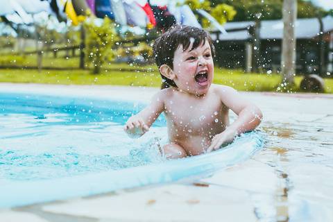 henrique-piscina-retrato-infantil-diversion'
