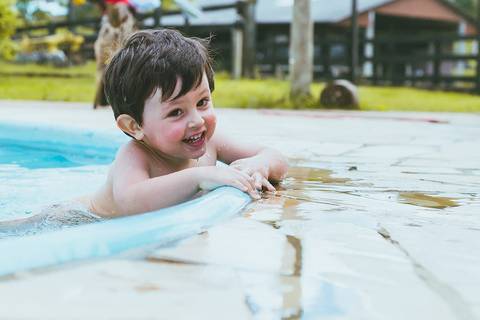 retrato-piscina-henrique-agua-verano-infantil'