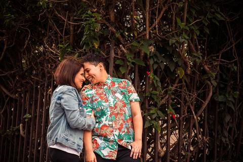 sesión de fotos de pareja,  en exterior,  lgtb'