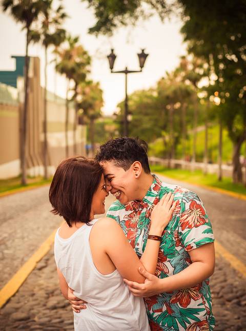sesión de fotos de pareja,  en exterior,  lgtb'