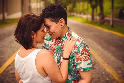 sesión de fotos de pareja,  en exterior,  lgtb'