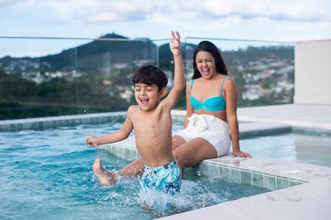 Ensaio Mãe e Filho Na Piscina Em Casa SP Zona Sul'