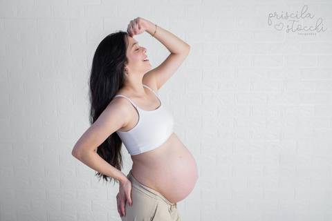 Ensaio Gestante Fundo Branco Estúdio São Paulo'