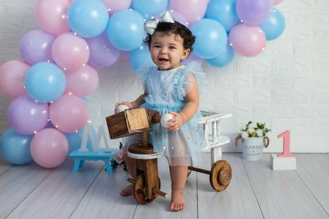 Ensaio 1 ano menina delicado estúdio'