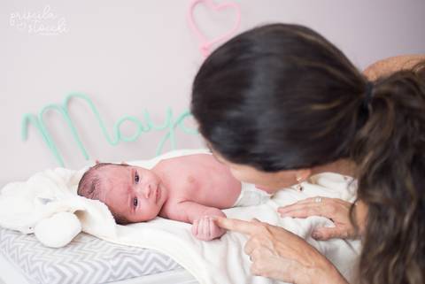 Ensaio Newborn Lifestyle com a vovó em casa banho SP'