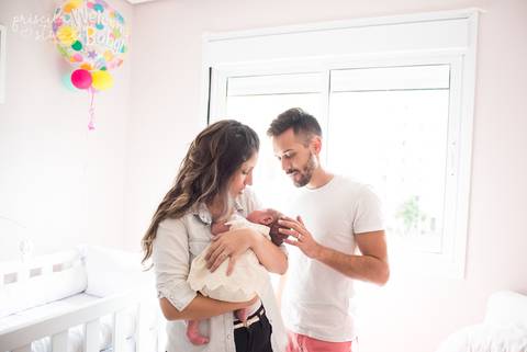 Fotos em Famíliano quarto do bebê Newborn Lifestyle em Casa SP'