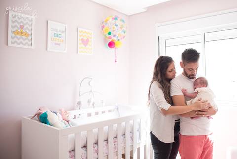 Fotos em Família no quarto do bebê Newborn Lifestyle em Casa SP'