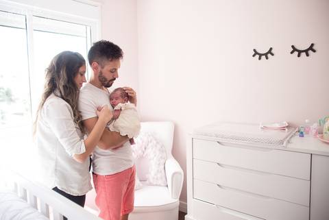 Fotos em Família no quarto do bebê Newborn Lifestyle em Casa SP'