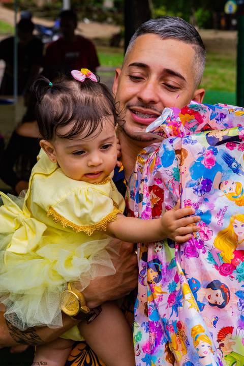 Momento dos presentes e a aniversariante já querendo abrir os presentes'