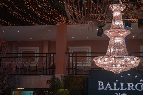 Foto de final de festa, com as luzes mais constantes e sem os LEDs o tempo todo criando interferências na imagem'