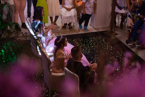 Um pouco escondido, com flores me cobrindo para fazer uma fotografia diferente'