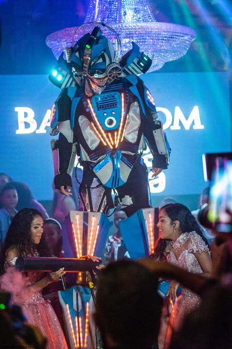 Eis que chega um robô para dançar na festa e alguém simplesmente entregar um 