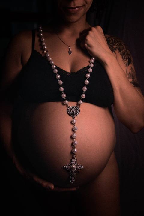 Gestante com Terço'