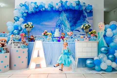 foto de decoração e de criança de aniversário infantil da frozen em marília'