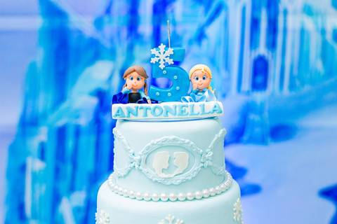 foto do bolo e decoração de aniversário infantil da frozen em marília'