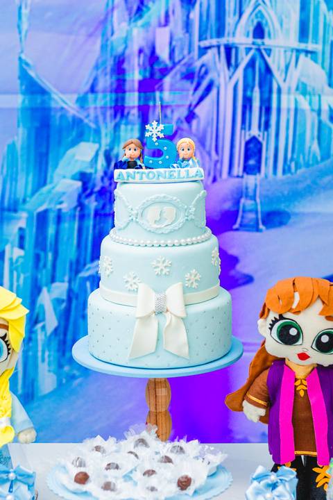 foto do bolo e decoração de aniversário infantil da frozen em marília'