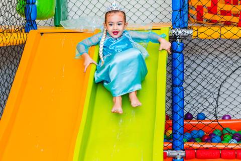 foto de criança brincando em aniversário infantil da frozen em marília'