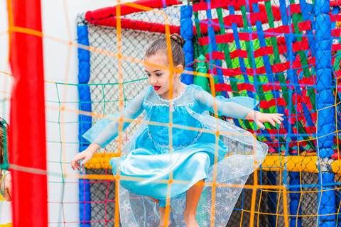 foto de criança brincando em aniversário infantil da frozen em marília'