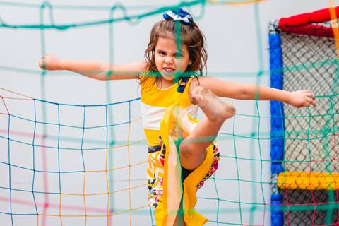 foto de criança brincando em aniversário infantil da frozen em marília'
