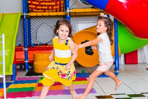 foto de criança brincando em aniversário infantil da frozen em marília'