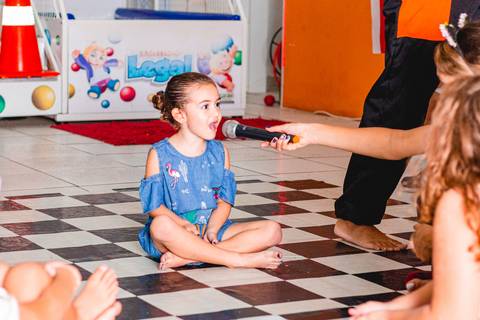 foto de criança brincando em aniversário infantil da frozen em marília'