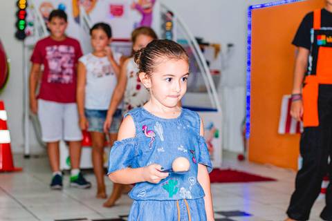 foto de criança brincando em aniversário infantil da frozen em marília'