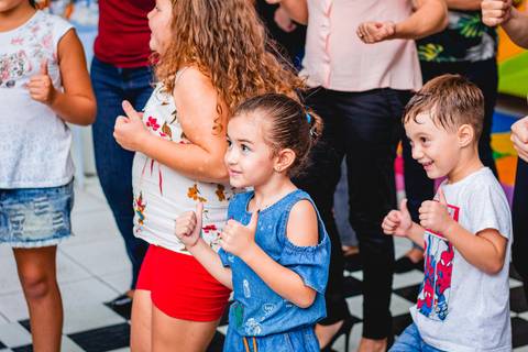 foto de criança brincando em aniversário infantil da frozen em marília'