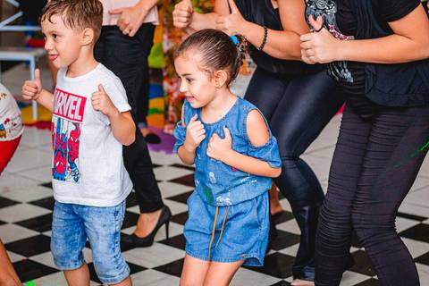 foto de criança brincando em aniversário infantil da frozen em marília'