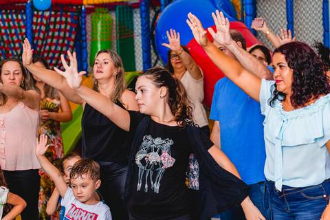 foto de criança brincando em aniversário infantil da frozen em marília'