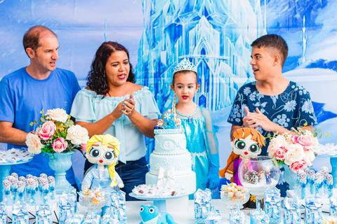 foto do parabéns em aniversário infantil da frozen em marília'
