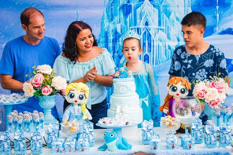 foto do parabéns em aniversário infantil da frozen em marília'