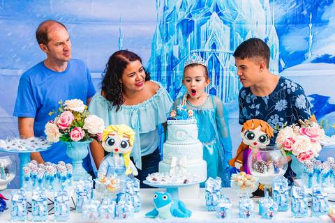 foto do parabéns em aniversário infantil da frozen em marília'