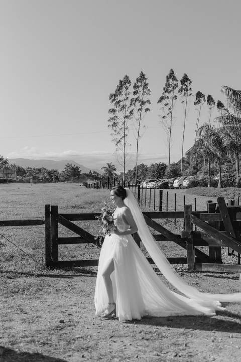 casamento, casamento joinville, casamento ao ar livre joinville, fotógrafo de casamento joinville, fotógrafo de casais joinville, fotógrafoa de casamento santa catarina, melhor fotógrafo de joinville, noiva caminhando ao altar, noiva no campo'