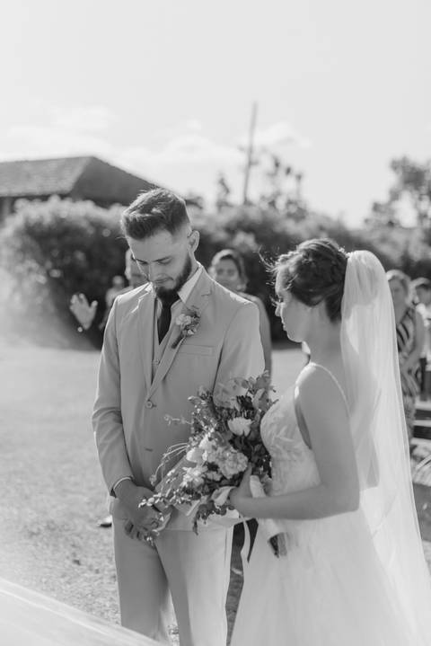 casamento, casamento joinville, casamento ao ar livre joinville, fotógrafo de casamento joinville, fotógrafo de casais joinville, fotógrafoa de casamento santa catarina, melhor fotógrafo de joinville, noivos orando durante a cerimônia'