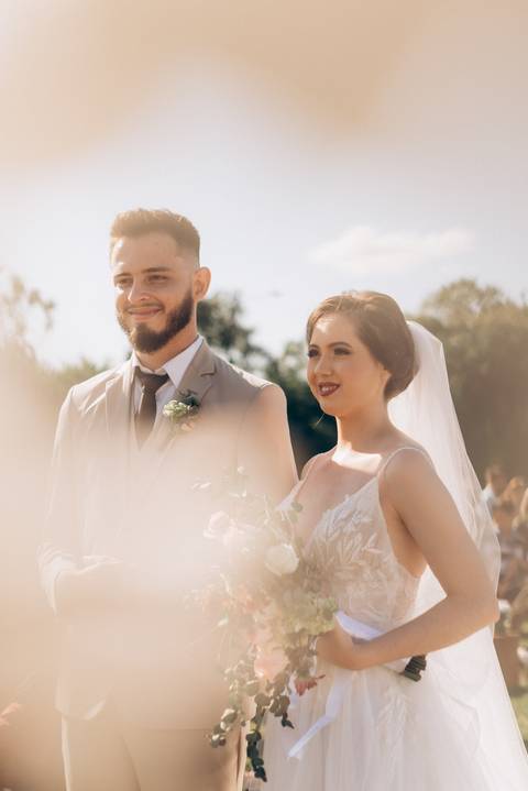 casamento, casamento joinville, casamento ao ar livre joinville, fotógrafo de casamento joinville, fotógrafo de casais joinville, fotógrafoa de casamento santa catarina, melhor fotógrafo de joinville, noivos rindo durante a cerimônia'