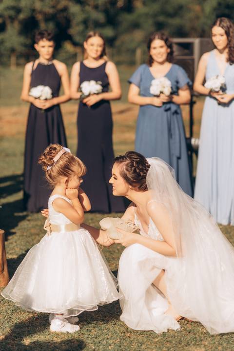 casamento, casamento joinville, casamento ao ar livre joinville, fotógrafo de casamento joinville, fotógrafo de casais joinville, fotógrafoa de casamento santa catarina, melhor fotógrafo de joinville, noiva recebendo a daminha na frente do altar'