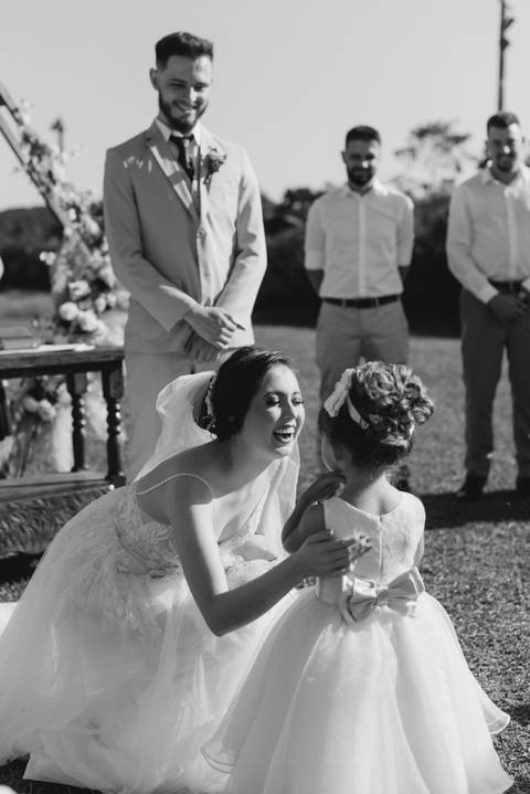 casamento, casamento joinville, casamento ao ar livre joinville, fotógrafo de casamento joinville, fotógrafo de casais joinville, fotógrafoa de casamento santa catarina, melhor fotógrafo de joinville, noiva rindo para a daminha de casamento'