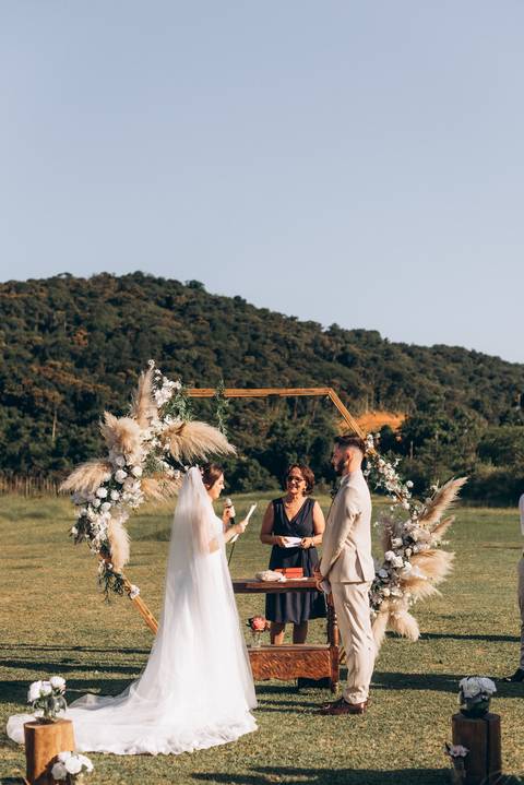 casamento, casamento joinville, casamento ao ar livre joinville, fotógrafo de casamento joinville, fotógrafo de casais joinville, fotógrafoa de casamento santa catarina, melhor fotógrafo de joinville, noiva lendo os votos para o noivo'