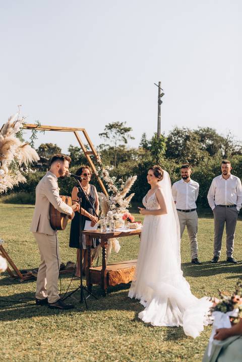 casamento, casamento joinville, casamento ao ar livre joinville, fotógrafo de casamento joinville, fotógrafo de casais joinville, fotógrafoa de casamento santa catarina, melhor fotógrafo de joinville, noivo cantando e tocando para noiva na cerimônia'