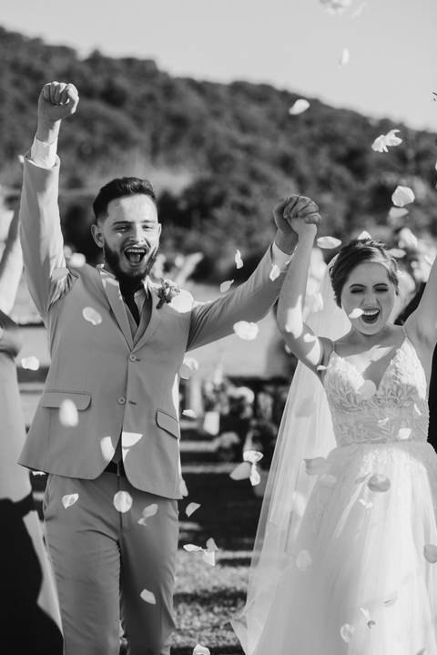 casamento, casamento joinville, casamento ao ar livre joinville, fotógrafo de casamento joinville, fotógrafo de casais joinville, fotógrafoa de casamento santa catarina, melhor fotógrafo de joinville, chuva de pétalas, noivos felizes'