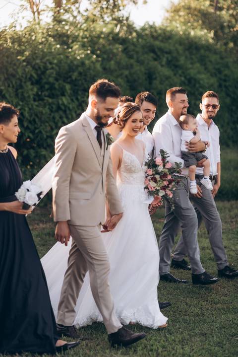 casamento, casamento joinville, casamento ao ar livre joinville, fotógrafo de casamento joinville, fotógrafo de casais joinville, fotógrafoa de casamento santa catarina, melhor fotógrafo de joinville, noivos andando com os padrinhos'