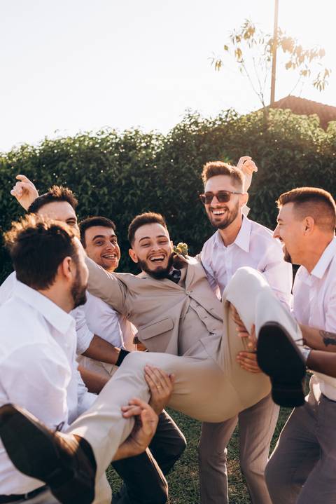 casamento, casamento joinville, casamento ao ar livre joinville, fotógrafo de casamento joinville, fotógrafo de casais joinville, fotógrafoa de casamento santa catarina, melhor fotógrafo de joinville, padrinho pegando noivo no colo'