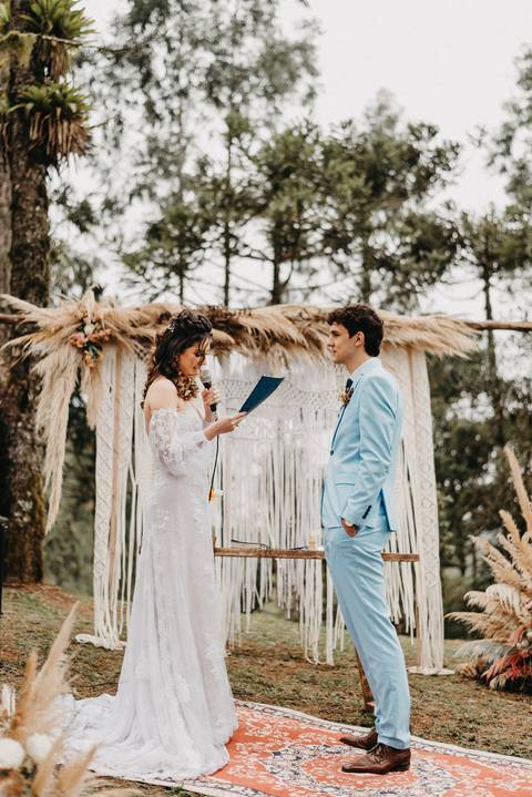 fotógrafo joinville, fotógrafo de casamento joinville, casamento joinville, fotografia de casamento santa catarina, casamento campo alegre, casamento boho, troca de votos, noiva lendo os votos para o noivo, lugares para casar em joinville'