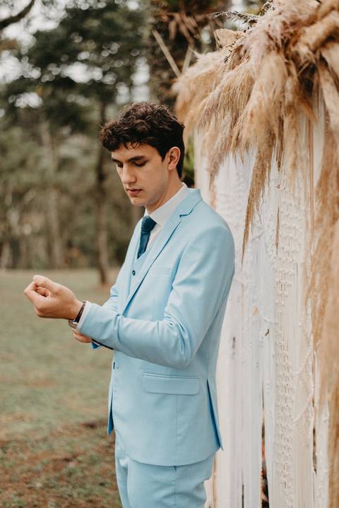 fotógrafo joinville, fotógrafo de casamento joinville, casamento joinville, fotografia de casamento santa catarina, casamento campo alegre, fotos em campo alegre, noivo se arrumando, noivo abotoando o terno, noivo com terno azul, terno diferente '