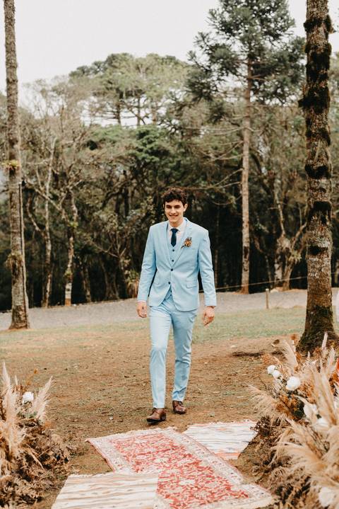 fotógrafo joinville, fotógrafo de casamento joinville, casamento joinville, fotografia de casamento santa catarina, casamento campo alegre, fotos em campo alegre, noivo se arrumando, noivo abotoando o terno, noivo com terno azul, terno diferente '