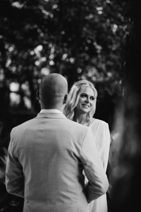 casamento joinville, fotógrafo de casamento joinville, fotografia de casamento joinville, fotógrafo de casamento santa catarina, casamento em piçarras, pantai wedding, noiva emocionada durante cerimônia, noiva sorrindo, foto cerimônia em preto e branco '