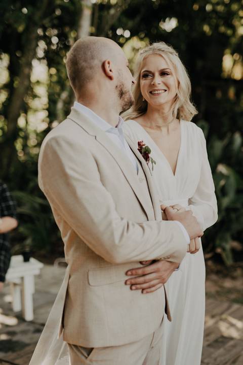 casamento joinville, fotógrafo de casamento joinville, fotografia de casamento joinville, fotógrafo de casamento santa catarina, casamento em piçarras, pantai wedding, noiva rindo para o noivo, casamento na praia, noivos durante a cerimônia'